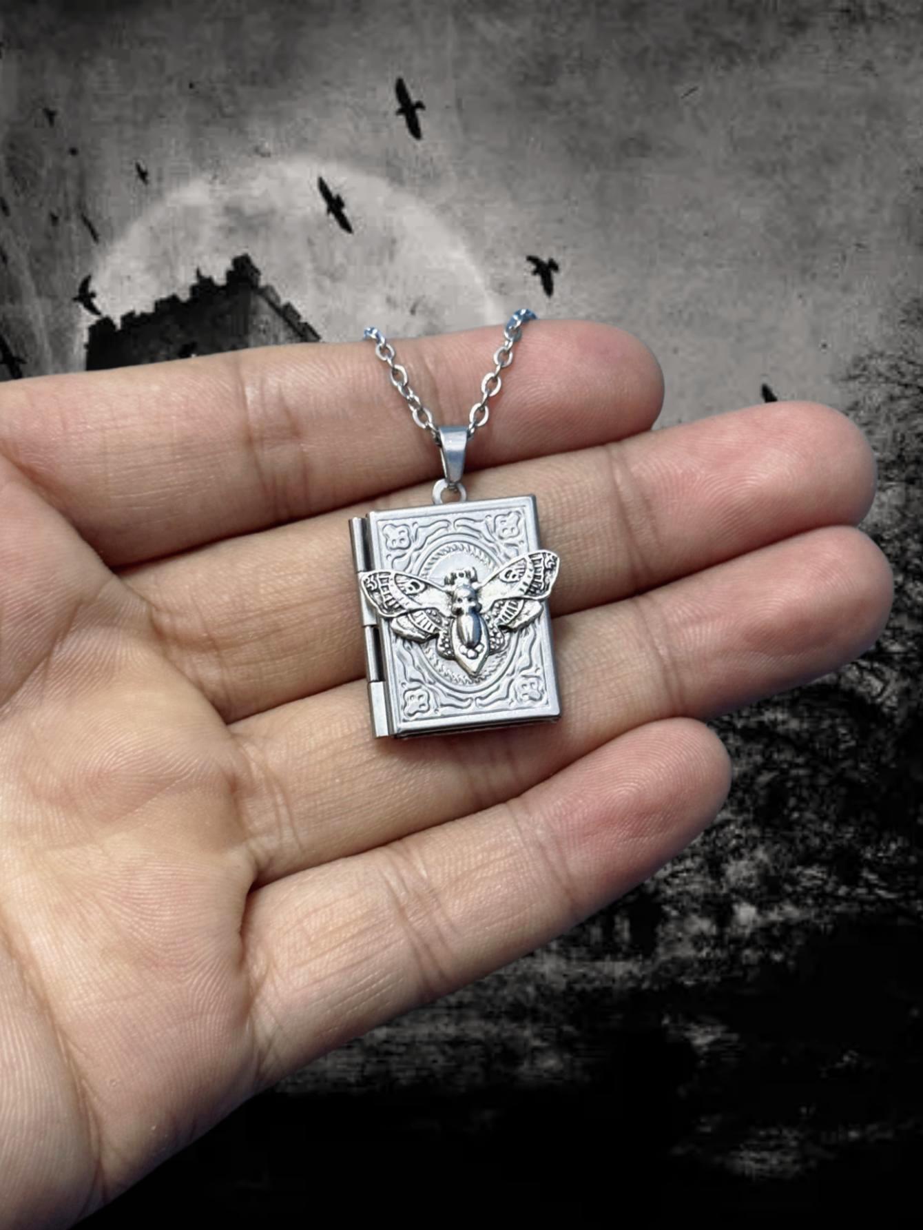 Gothic Book Animal Necklace, P - огляд і ціна Jewelry Making Journal