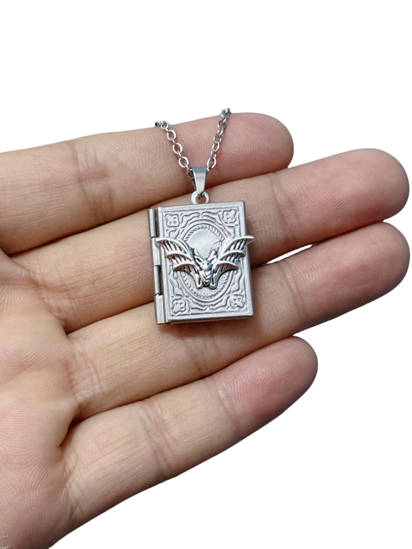 Gothic Book Animal Necklace, P - огляд і ціна Jewelry Making Journal
